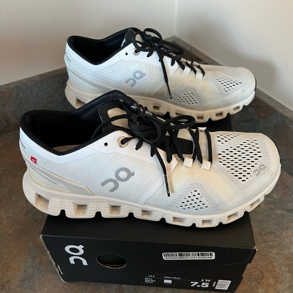 On cloud Size 7.5 Womens